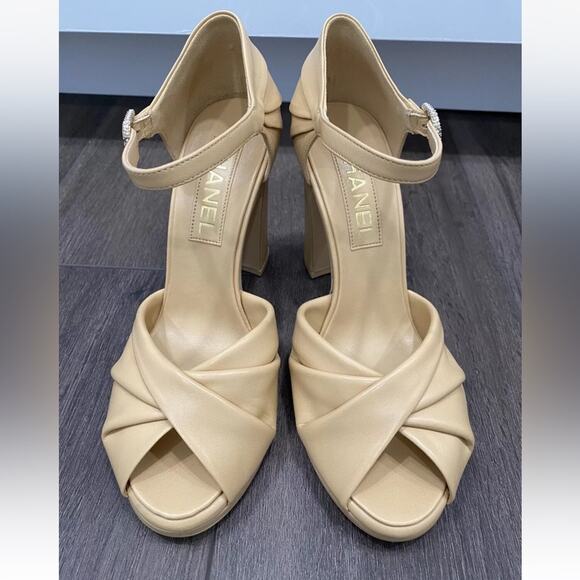 CHANEL BEIGE LEATHER PEARL CC LOGO HEELS SANDALS SHOES Size 38.5 new w/box - Picture 8 of 15